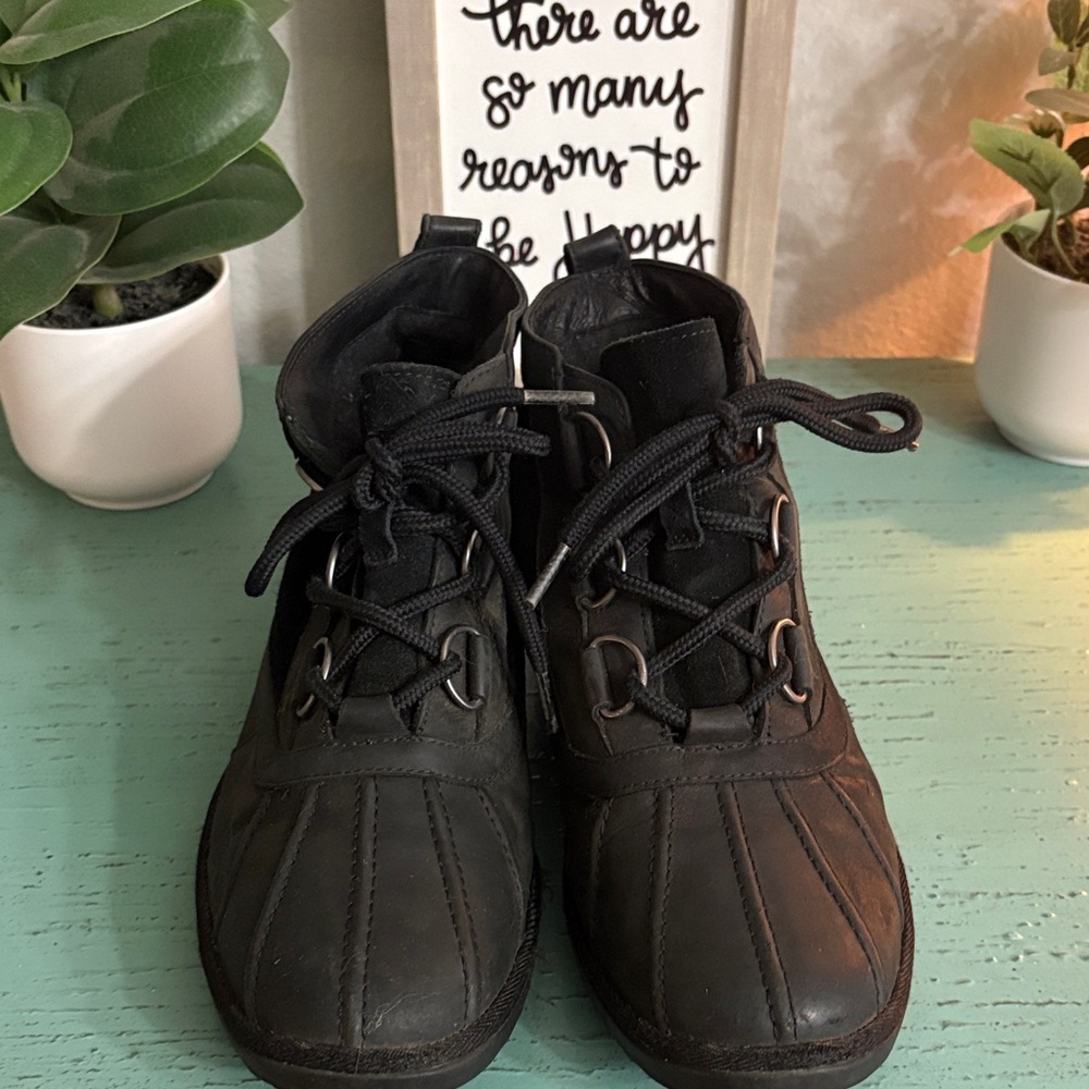 Black Lace-Up Ugg Boots SZ 9 Wos Box 131